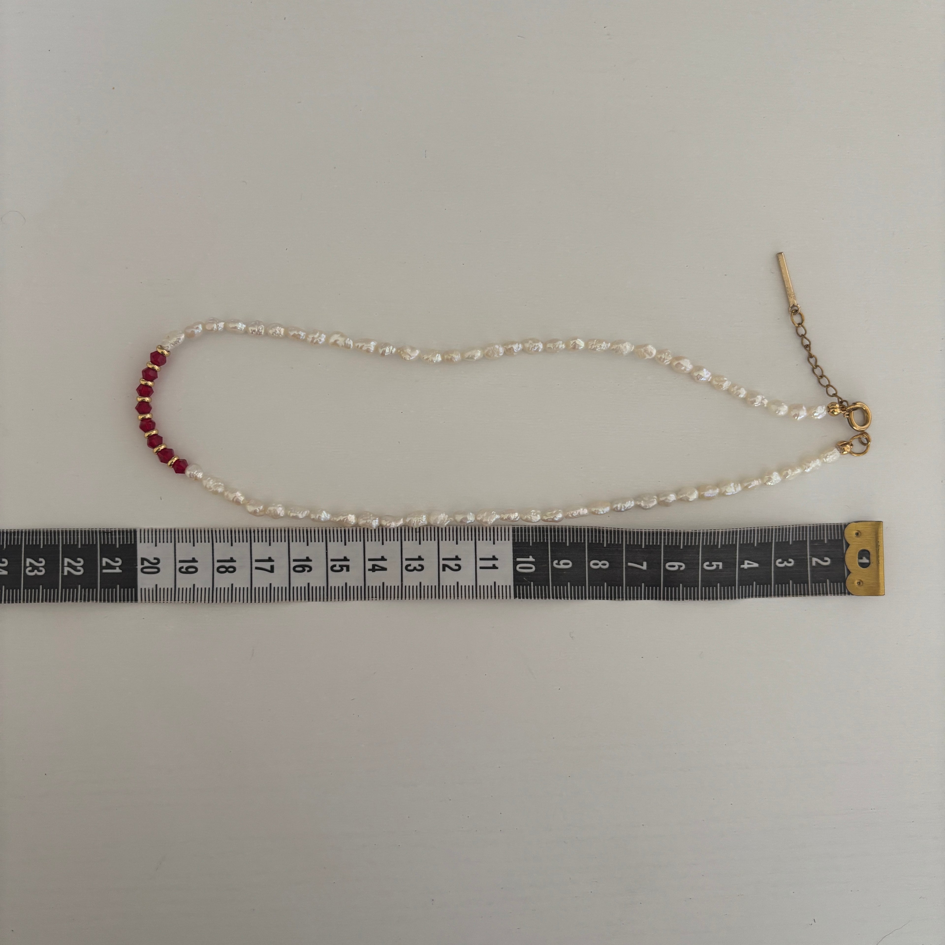 Collier Syracuse – Grosses perles blanches et touches rouges