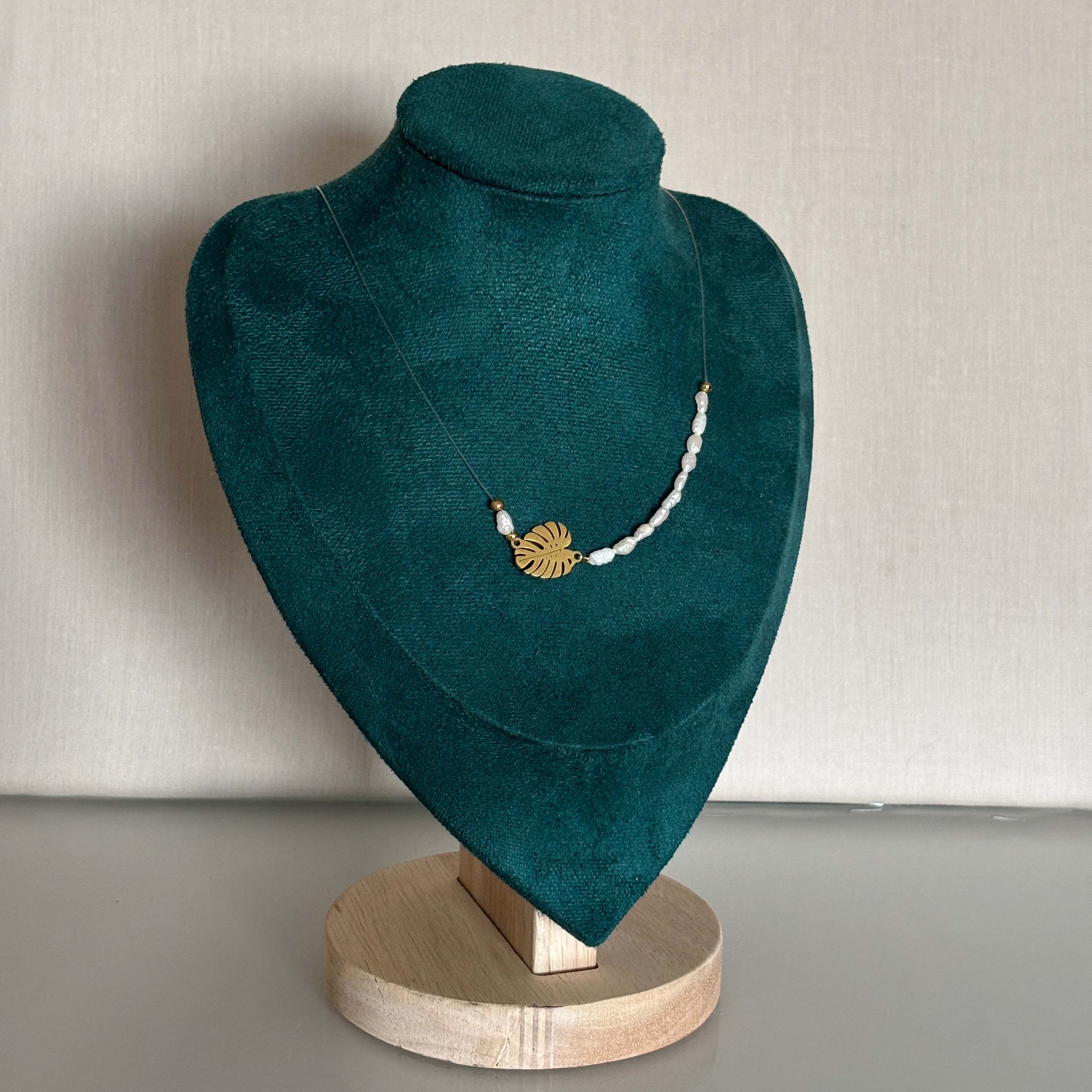 collier tahiti perles blanches pendentif monstera fil transparent