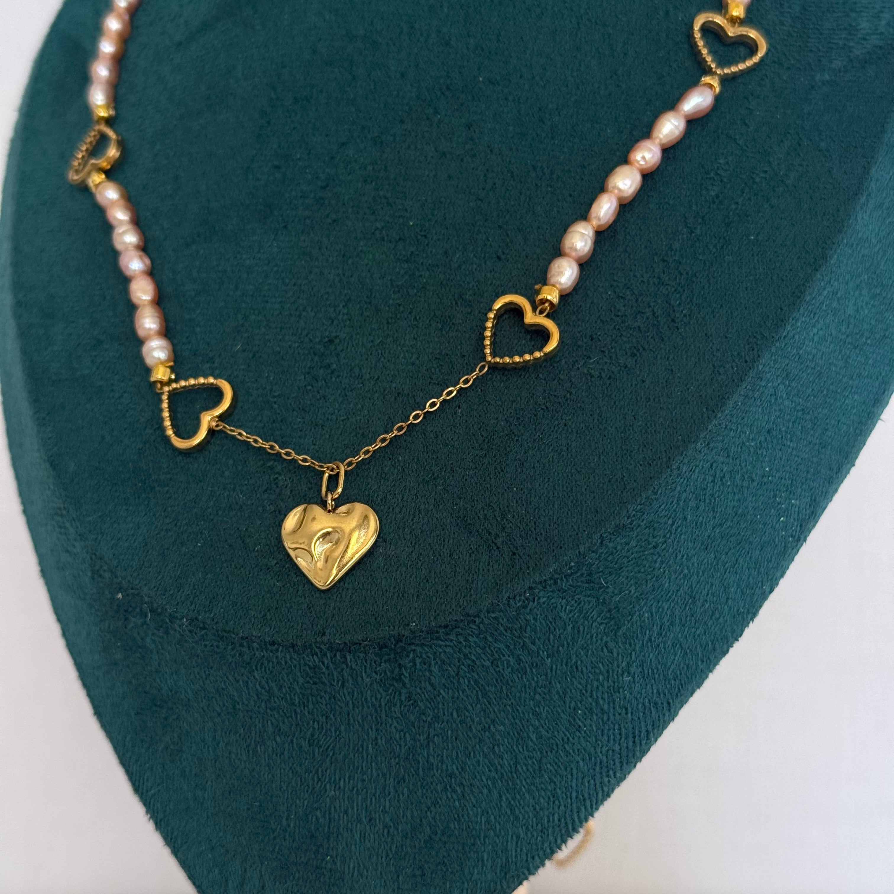 Collier Taormina – Sautoir cœurs dorés et perles roses