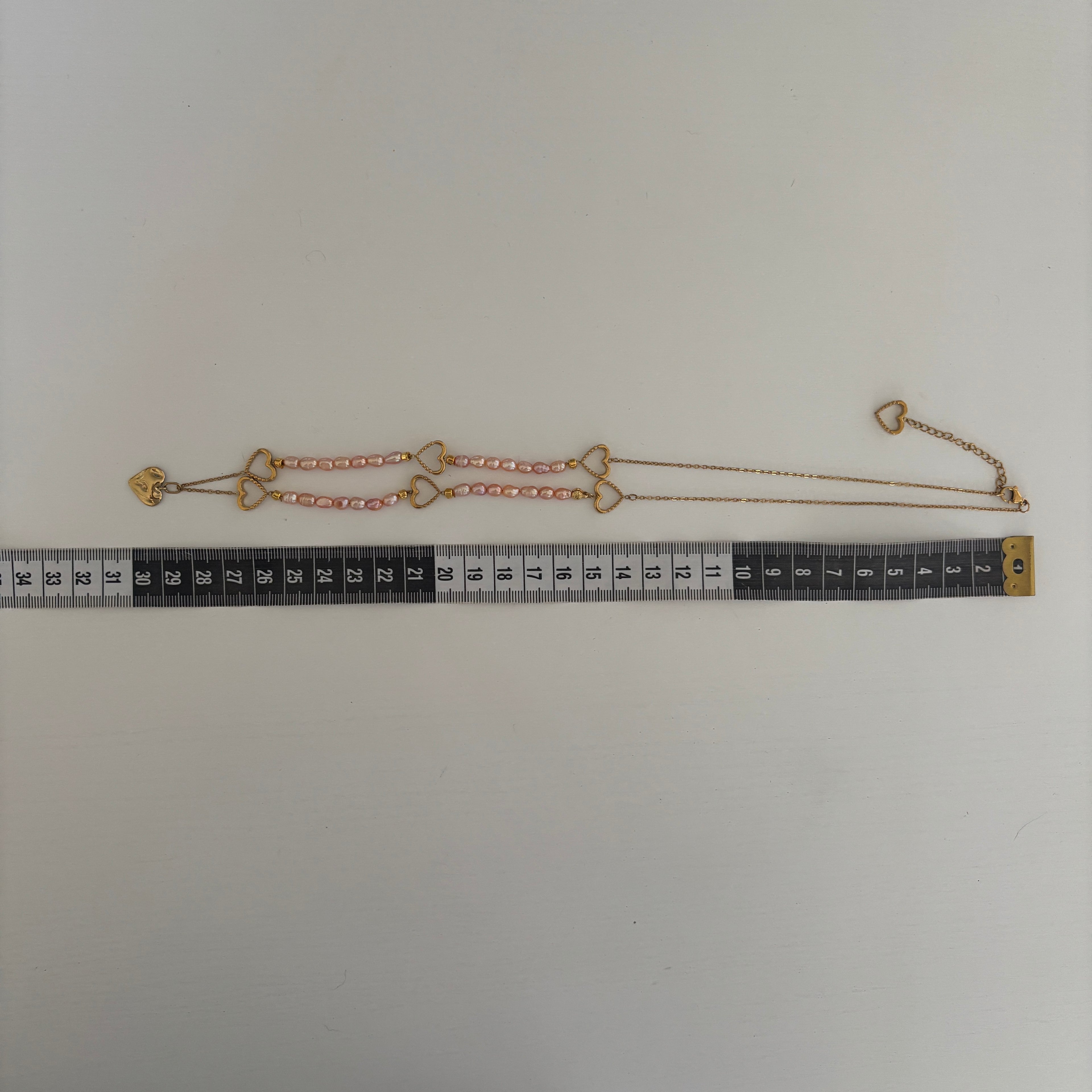 Collier Taormina – Sautoir cœurs dorés et perles roses
