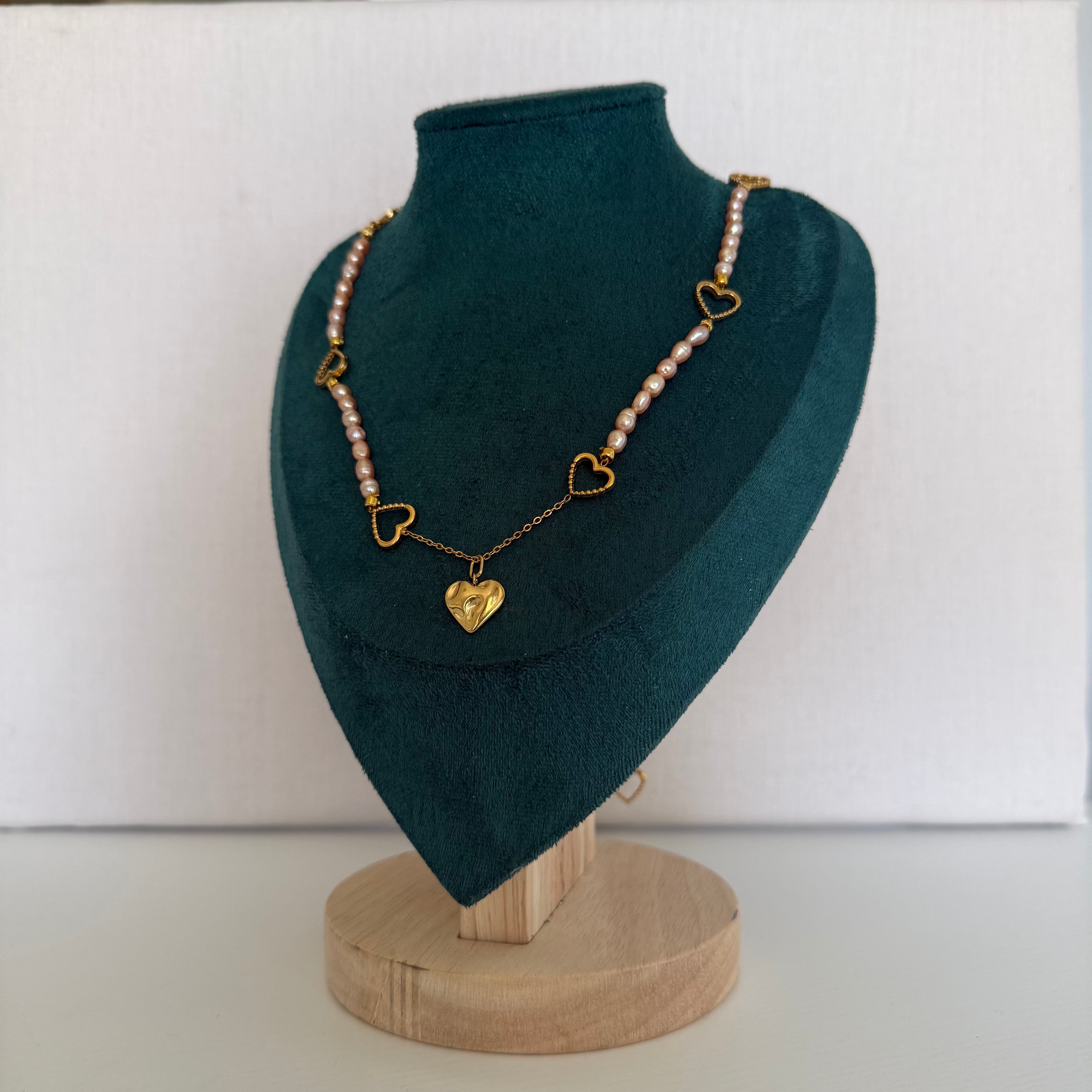 Collier Taormina – Sautoir cœurs dorés et perles roses