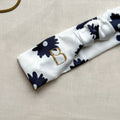 Bandeau Isadora en satin blanc à fleurs bleu marine