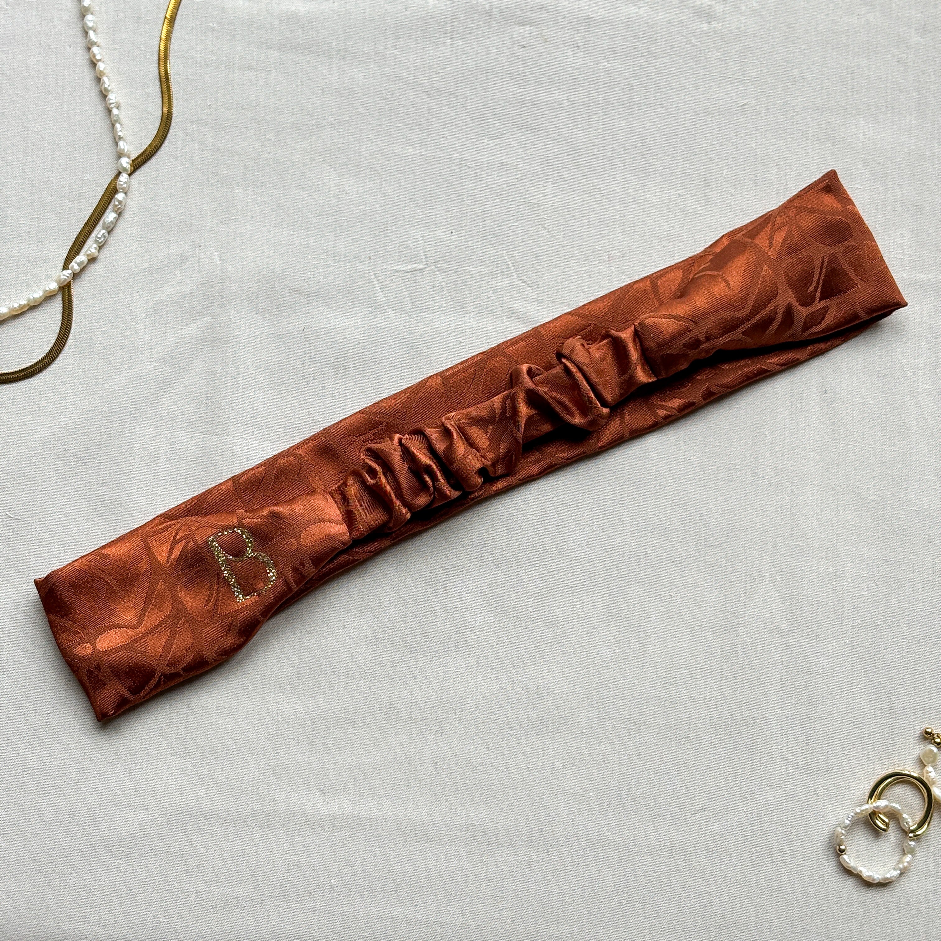 Bandeau Alexandra en satin marron à motifs