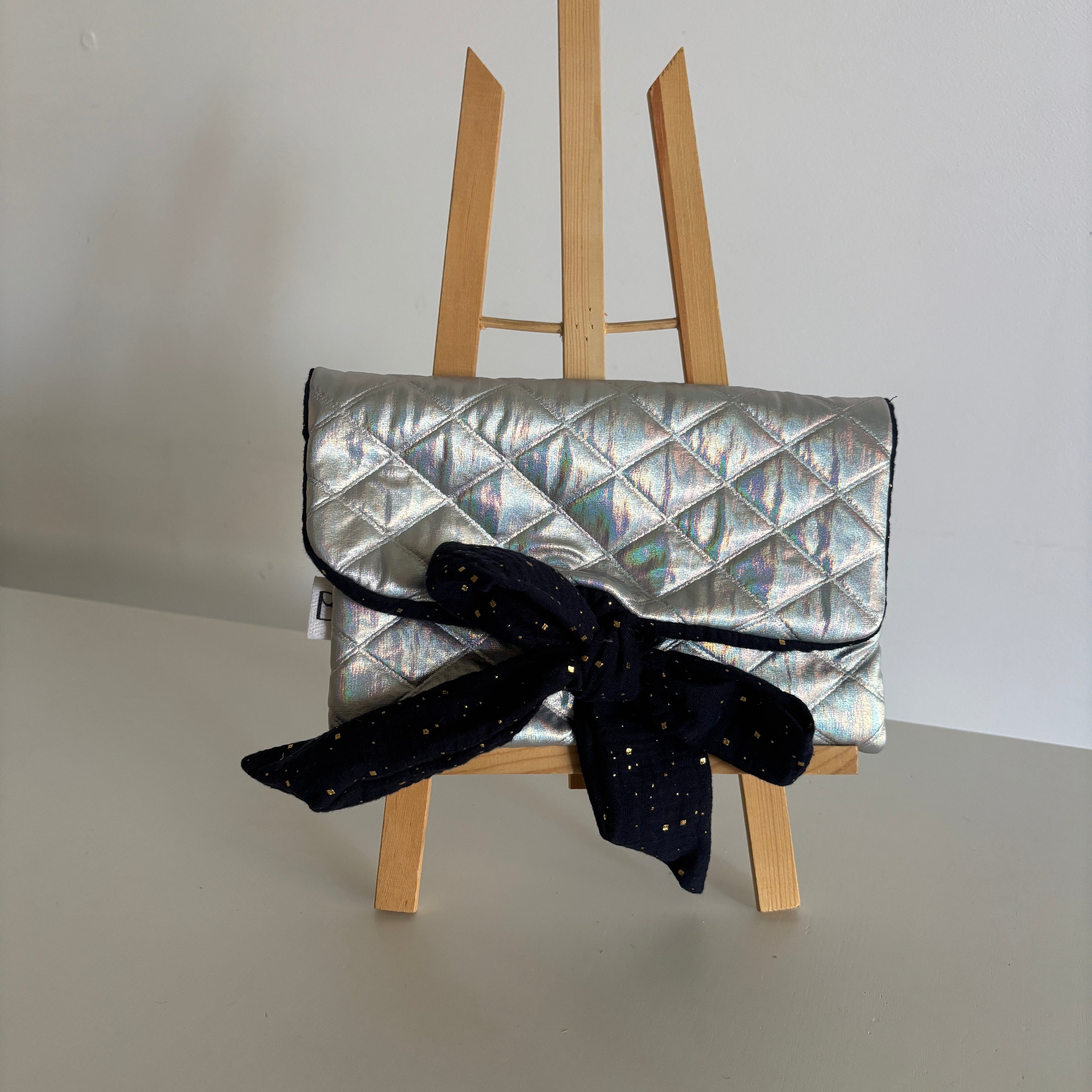 Pochette nouée holographique & gaze bleu marine