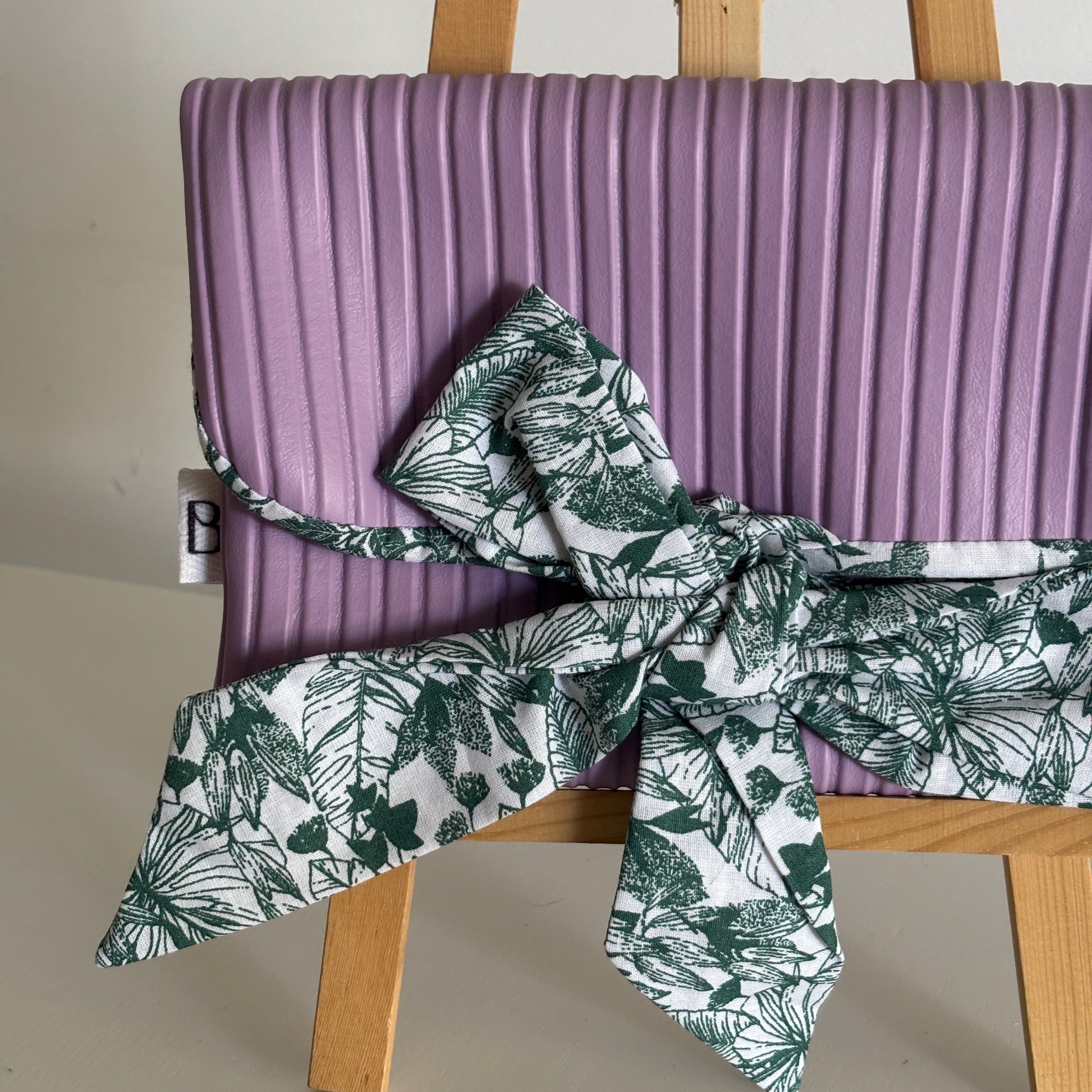 Pochette nouée matelassée violet & imprimé vert