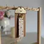 Porte-clés Cameo – Beige à cœurs dorés avec finitions dorées