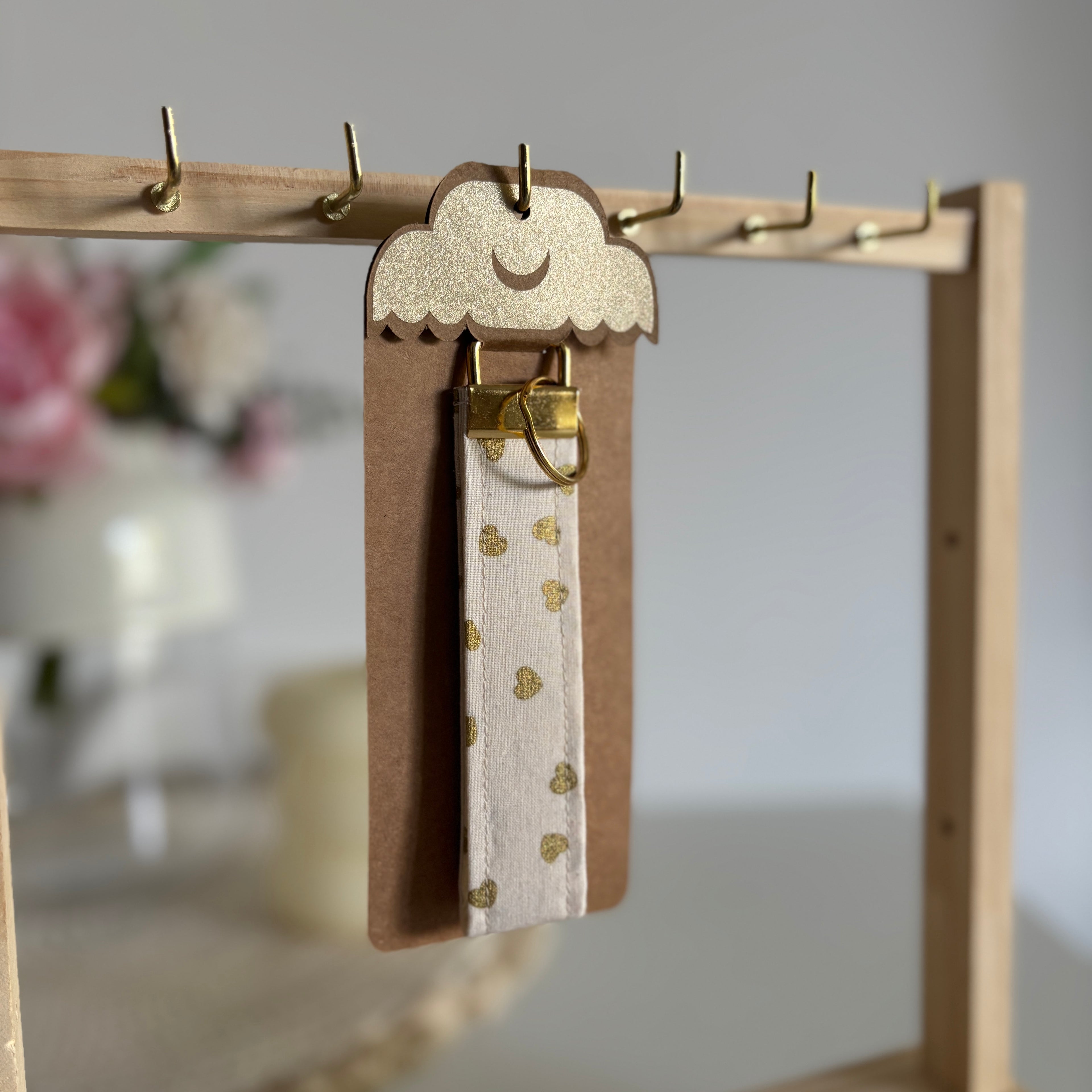 Porte-clés Cameo – Beige à cœurs dorés avec finitions dorées