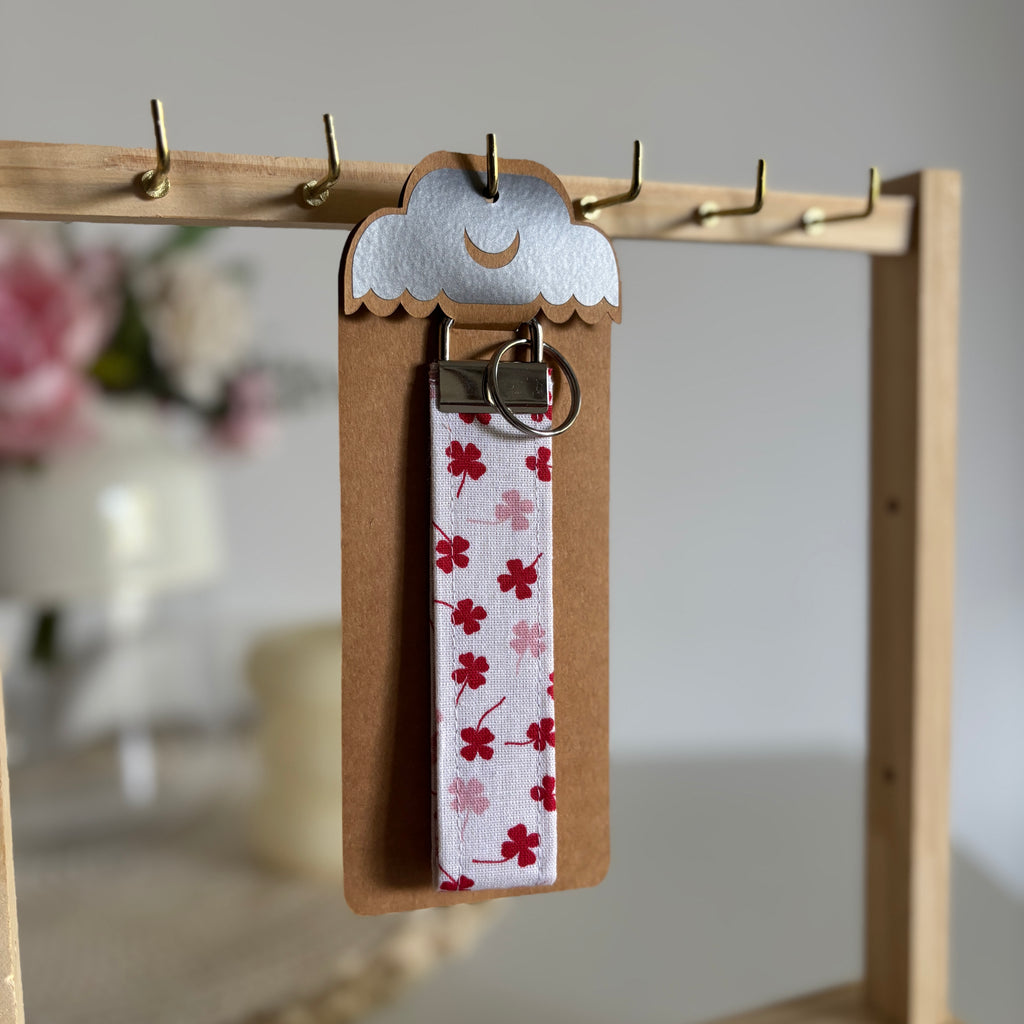 Porte-clés Rosea – Trèfles roses et rouges avec finitions argentées