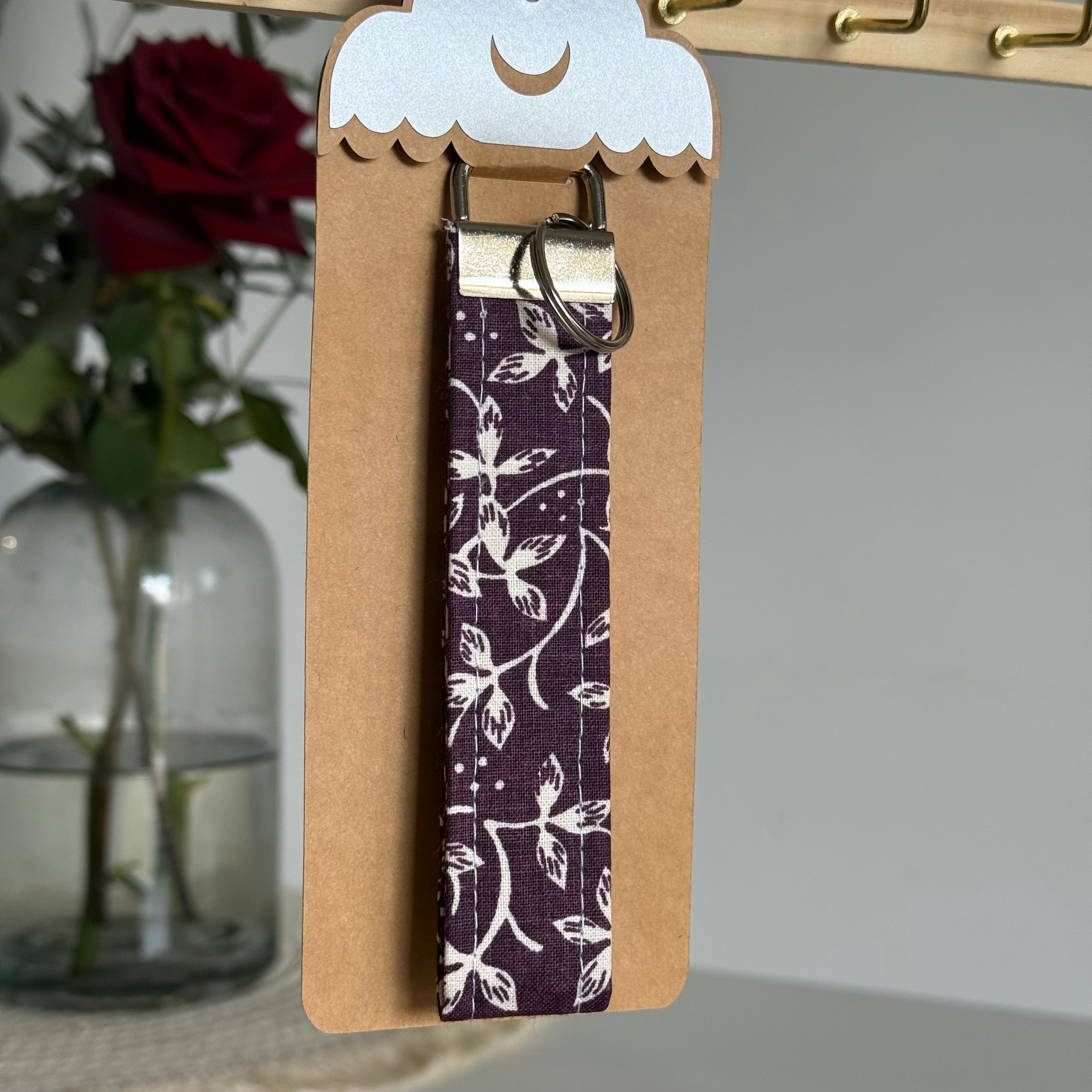 Porte-clés Rosalie - Prune fleurs blanches avec finitions argentées