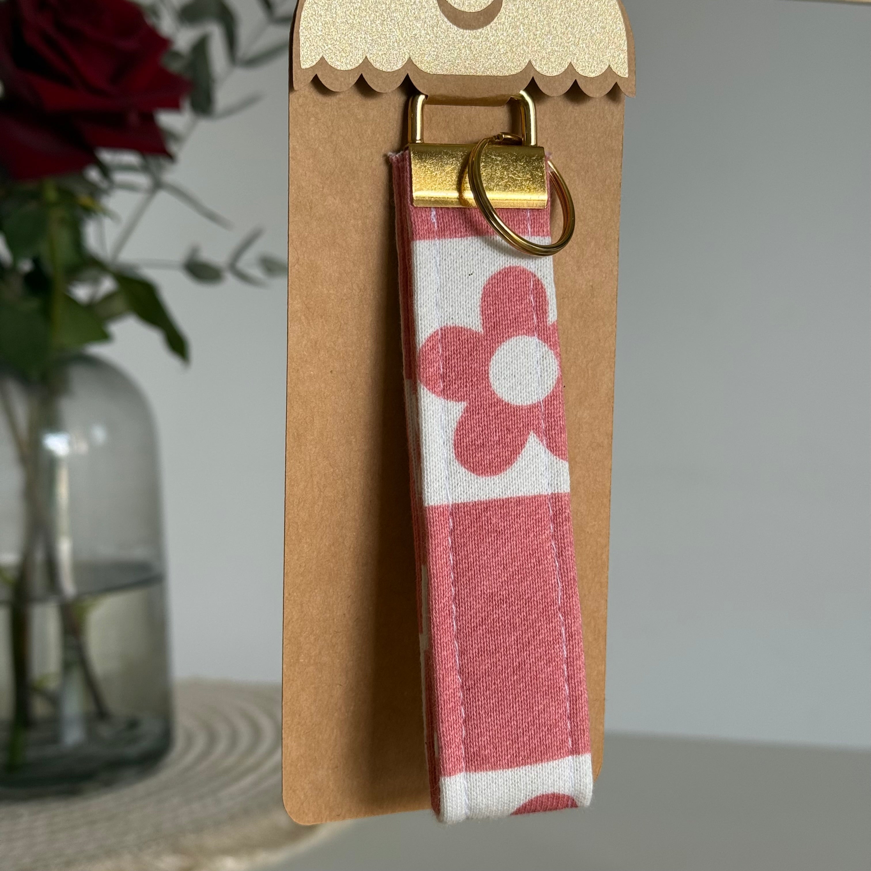 Porte-clés Calista - Fleurs rose corail et blanc avec finitions dorées