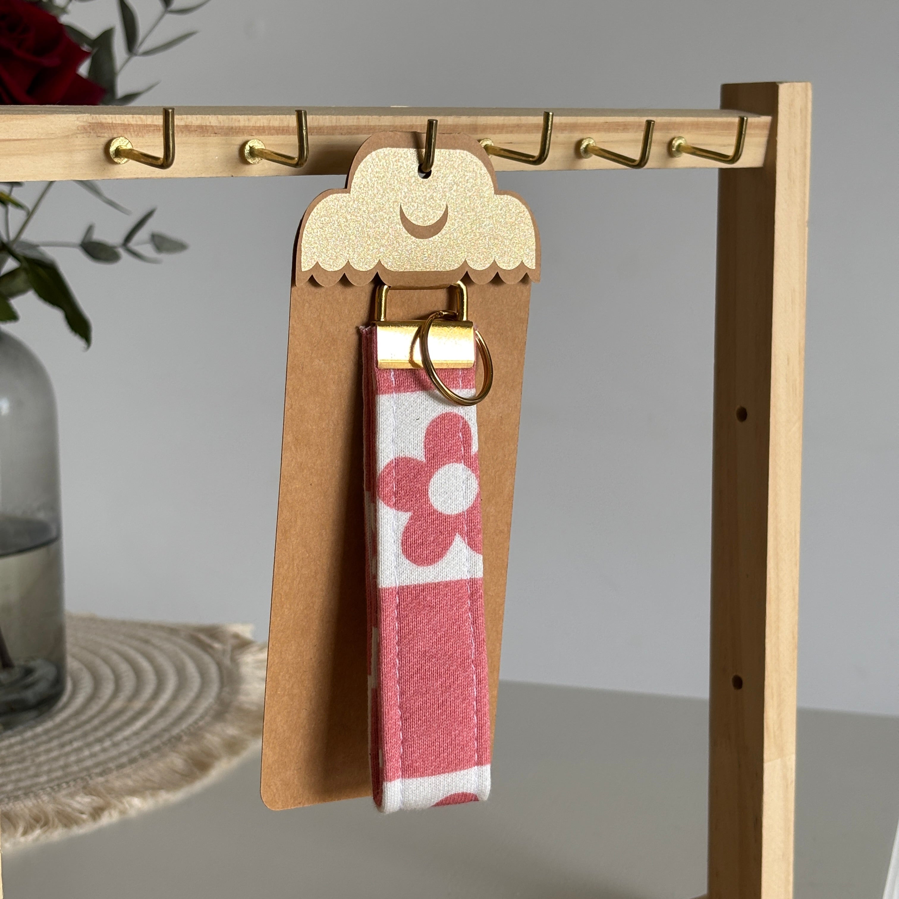 Porte-clés Calista - Fleurs rose corail et blanc avec finitions dorées