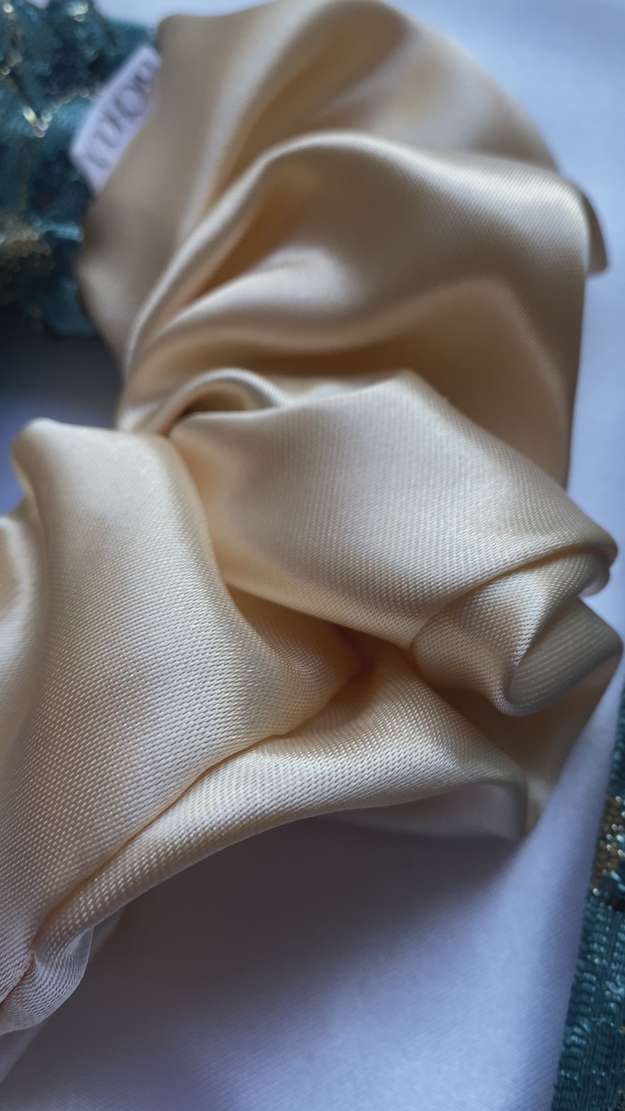 Chouchou en dentelle bleue et satin - Léona Bicolore